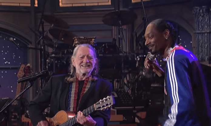 wille nelson snoop dogg on late show with david letterman 2011 singing superman